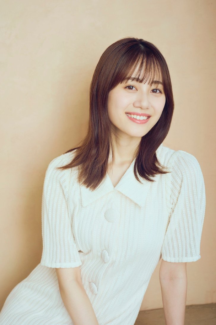 イラストは「推しの子」の横槍メンゴさんが、声は声優の伊藤美来さんが担当する