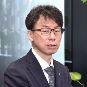 鈴木氏