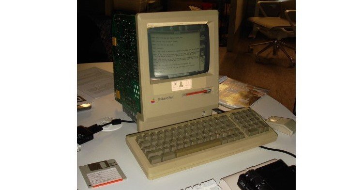 8bit-GPT」登場──1986年発売のレトロMacでAIチャット 入力は1行のみ