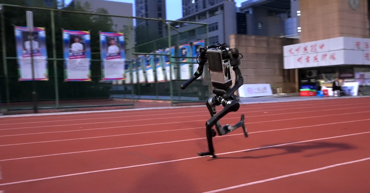 首無し”の人型ロボ、時速36kmで走る 「世界王者レベル」うたう、中国