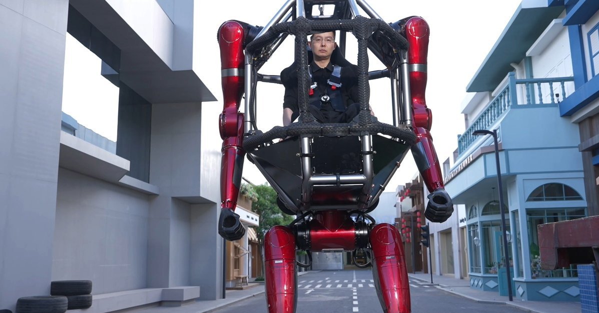 有人変形ロボット」登場、二足→四足歩行に 量産型で価格は1億円、中国