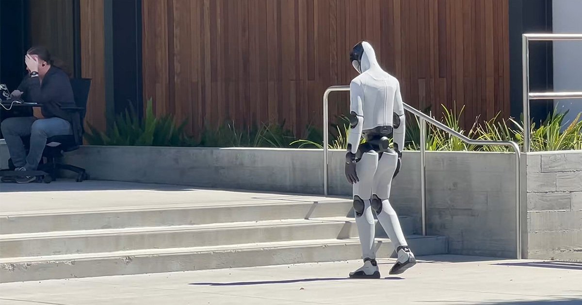 Figure Robots Turn Headquarters Into a Sci-Fi Scene