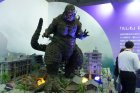 AIで“ゴジラになって”街破壊　富士通が体験型展示　「体操の採点システム」活用