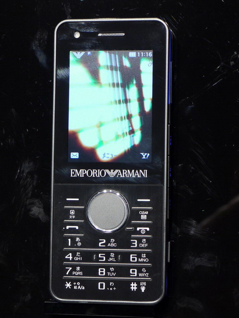 アルマーニ携帯、1万円台後半で9月18日発売 - ITmedia Mobile