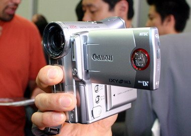 キヤノン、縦型IXY DVや14倍ズーム機など220万画素DVカメラ2機種（画像
