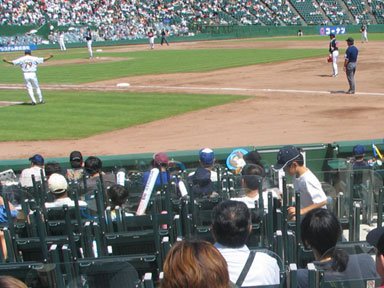 フィールドシートで観戦する父（手前左）と記者（同右）