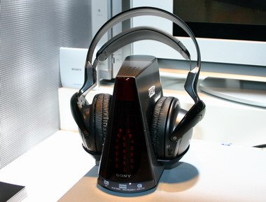 ソニー、デジタル伝送のコードレスサラウンドヘッドフォン（画像）（1