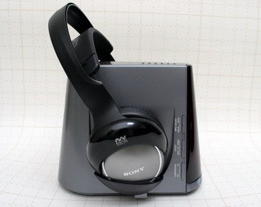 デジタル伝送のコードレスヘッドフォン普及版――ソニーらしさ光る「MDR