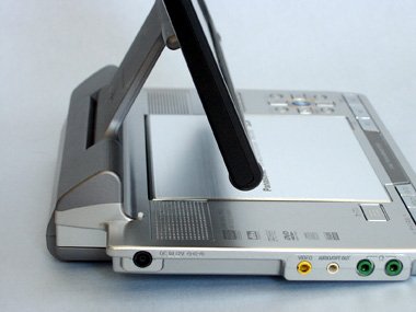 ちょっと高いが満足度は上々――松下ポータブルDVD「DVD-LX95」（画像