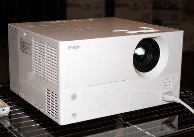 電源、DVD、ドーン」──エプソン、簡単設置のDVD一体型プロジェクター