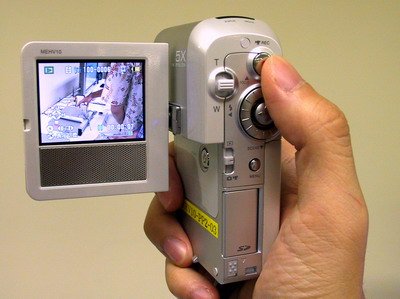 東芝、6万円弱のHDDビデオカメラ「gigashot V10」（画像）（3/5枚目