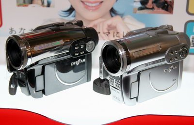 1秒ですぐ撮れる“秒撮”DVDビデオカメラ――日立、新DVDカムWooo（画像