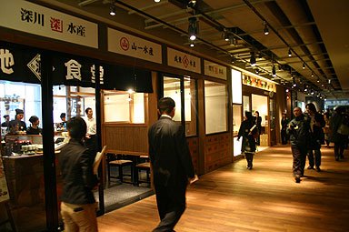 廊下は照明を落とし、落ち着いた雰囲気