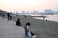さりげなく座る
