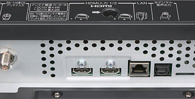 HDMI端子2系統備のほか、D4×1、ビデオ入力×2、光デジタル音声出力×1、LAN端子×1など豊富な入出力端子を備えた。HDMI端子はDVI-I変換ケーブル（別売）によってPC接続にも対応する