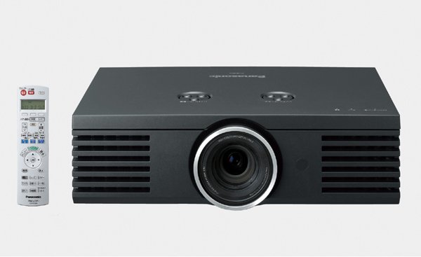 パナソニック フルハイビジョン液晶プロジェクター TH-AE2000 パナソニック、1万6000：1のフルHDプロジェクター「TH-AE2000」（画像