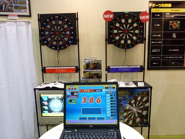 プロの頭脳を持った？ 家庭用ダーツ「PC-DARTS 2」（画像）（1/2枚目
