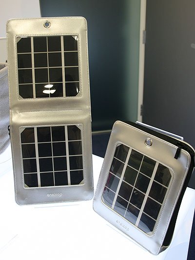 三洋「eneloop」にポータブルソーラー充電器＆充電式ネックウォーマー