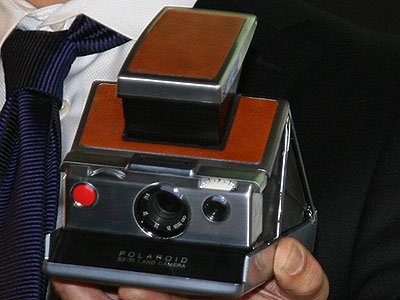 ポラロイド」インスタントカメラ復活 「SX-70」復刻、プリンタ内蔵