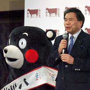 全日本あか毛和牛協会の最高顧問を務める、熊本県知事・蒲島郁夫氏。隣は熊本県のキャラクター「くまモン」