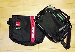 「Oracle OpenWorld San Francisco 2011」（左）と「IBM Information On Demand 2011」で手に入れたバッグ。しかし、帰国後に使ったことはまだない……
