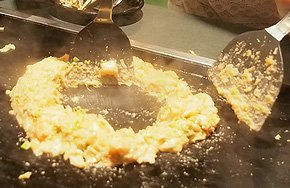 明太子もちチーズ。普段から「焼き担当」とのことで、見事な手さばきを見せてくれた