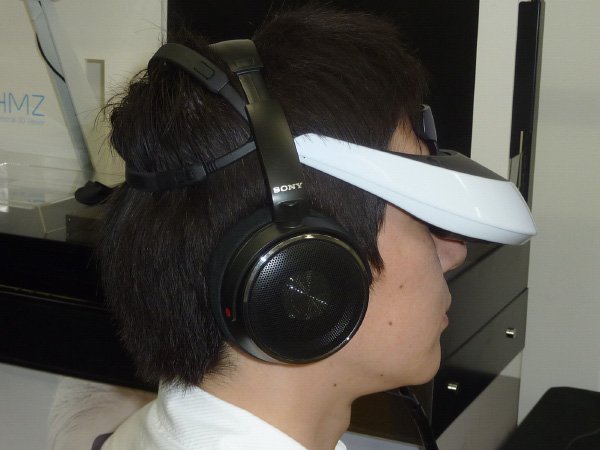 小さくなって大きな進化、ソニーが有機EL搭載ヘッドマウント