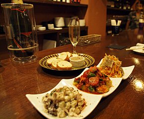 鶏白レバーのパテをはじめ魅力的なタパス