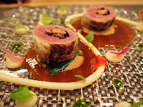 盛り付けや彩りが目を引く料理の数々