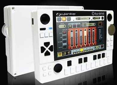 手のひらサイズのモバイル作曲マシン「KDJ-ONE」、予約販売スタート