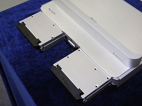仮にトラブルが発生したときにも、フロントパネルを外してトレイごとHDDを引き出せる