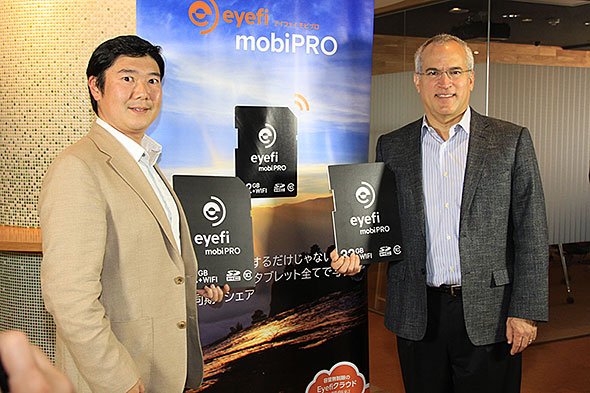 アイファイジャパン代表取締役の田中大祐氏とEye-fi CEOのマット・ディマリア氏