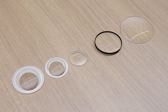 ナノレベルの加工精度で作られたレンズ群。右の2枚は発売予定の300mm F4のもの