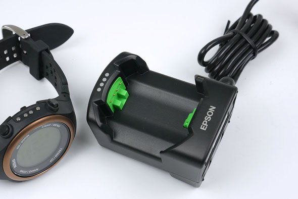 専用のUSB充電器。はめ込むだけなので着脱が楽になっている