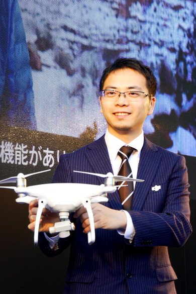 Phantom 4を脇に抱える呉氏