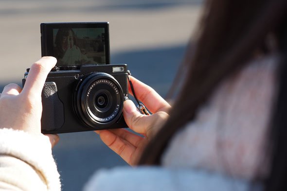 FUJIFILM X70