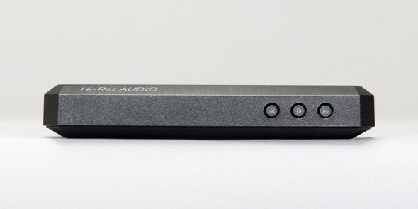 右側面には再生／曲送りボタンがある
