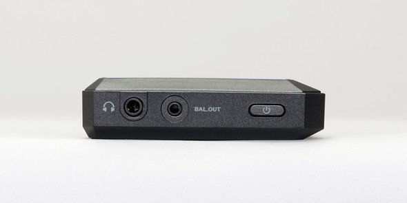 OPUS#1の上面。3.5mmの一般的なイヤフォンの他、2.5mm 4極のバランスケーブルを接続できる
