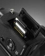SDカードはデュアルスロットを採用