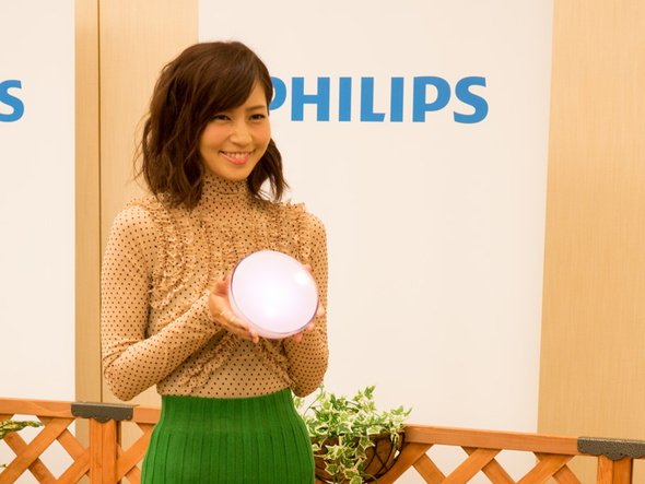 ポータブルLED照明「Philips Hue Go」を持つ安田美沙子さん
