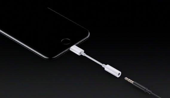 変換アダプターを使えば既存の3.5mmステレオミニプラグ式イヤフォンを接続できるとのことだが……？