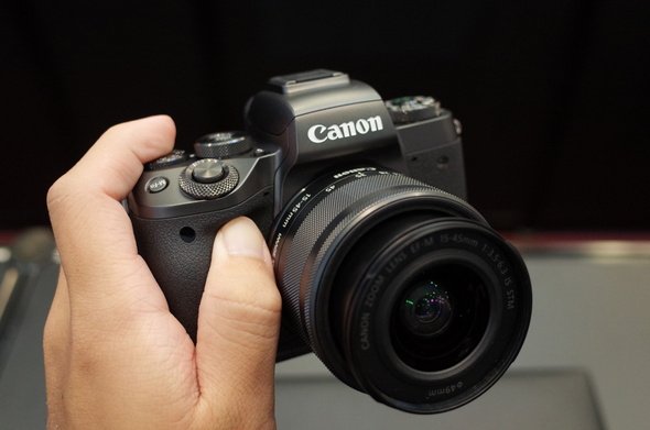前からEOS M5を持ったところ