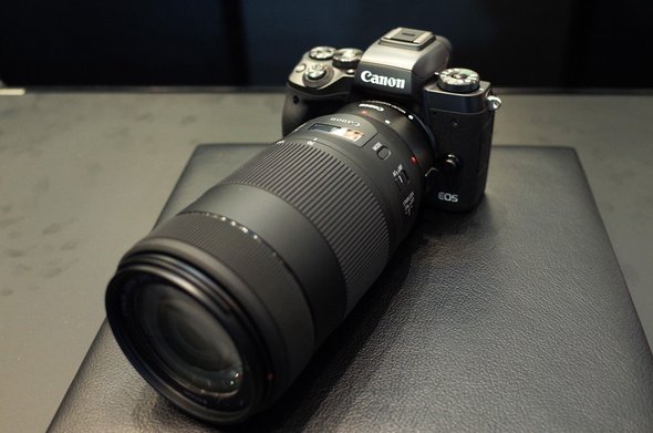 マウントアダプターを介して「EF70-300mm F4-5.6 IS II USM」を装着したEOS M5