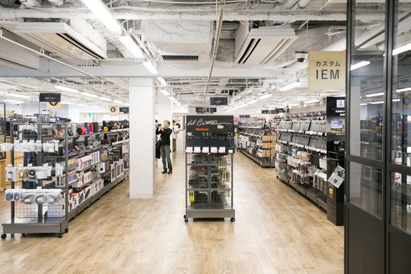 新品エリアは4000種類のイヤフォンをそろえつつも棚と棚の間がこれだけ広く取られている