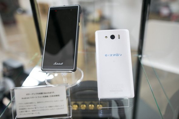 国内未発売のマーシャル製のスマートフォンと並んで、e☆スマホンのロゴが入ったスマートフォンも参考展示されていた