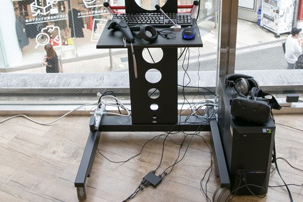 VRコーナーではVRと合うイヤフォンをHTC VIVEと合わせて試すことができる