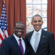  バラク・オバマ前大統領（右）とケビン・ルイス氏