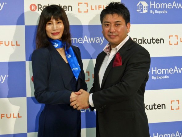 HomeAway 木村奈津子日本支社長（左）と楽天LIFULL STAY 大田宗克社長（右）