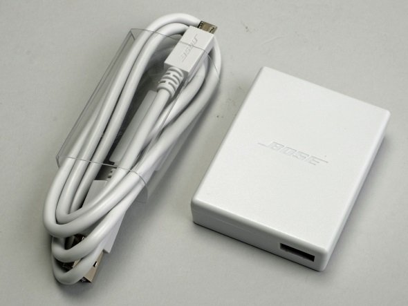 USBケーブルとACアダプター