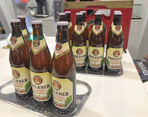 ビールを注いでくれるロボットアーム「LBR iiwa」